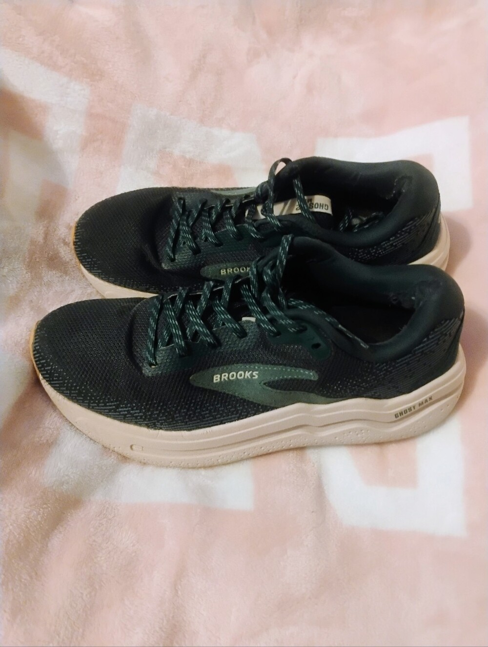 Mens Hunter Green Brooks Ghost Max 2 Sneakers U.S. Size 8..Women's U.S. Size 9.5